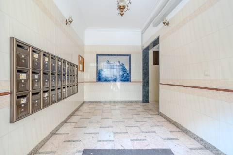 Apartamento T2 no Cacém com Arrecadação | Junto à Estação