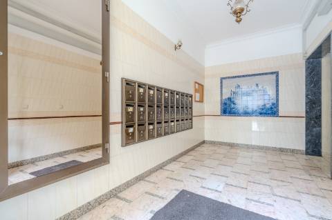 Apartamento T2 no Cacém com Arrecadação | Junto à Estação