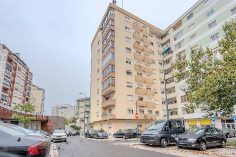 Apartamento T2 no Cacém com Arrecadação | Junto à Estação