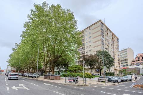 Apartamento T2 no Cacém com Arrecadação | Junto à Estação