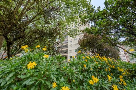 Apartamento T2 no Cacém com Arrecadação | Junto à Estação