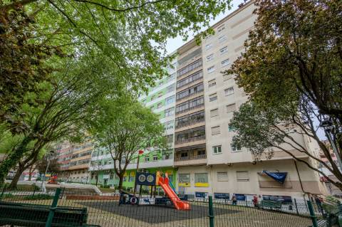 Apartamento T2 no Cacém com Arrecadação | Junto à Estação