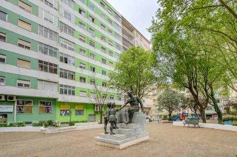 Apartamento T2 no Cacém com Arrecadação | Junto à Estação