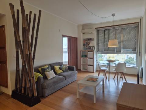 T1 Luminoso em Campolide num 13º Andar - Excelente Localização