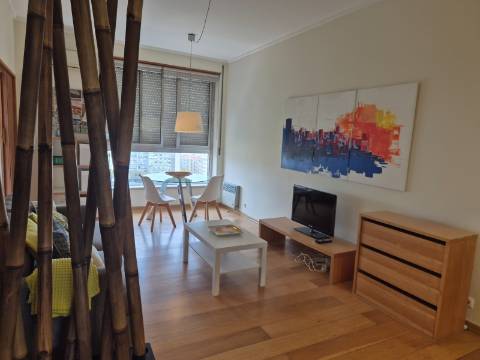 T1 Luminoso em Campolide num 13º Andar - Excelente Localização