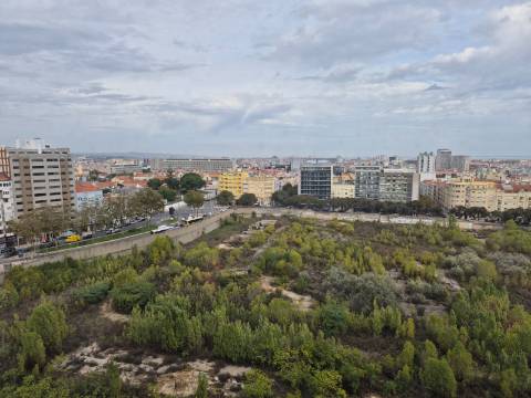 T1 Luminoso em Campolide num 13º Andar - Excelente Localização