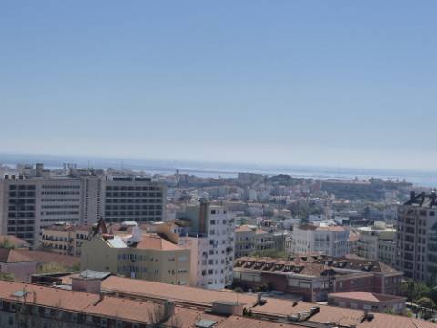 T1 Luminoso em Campolide num 13º Andar - Excelente Localização