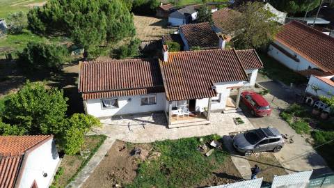Venda de Quinta com Casa T4, Adega, Lagar e Terreno com Árvores de Fruto em Casével - Santarém
