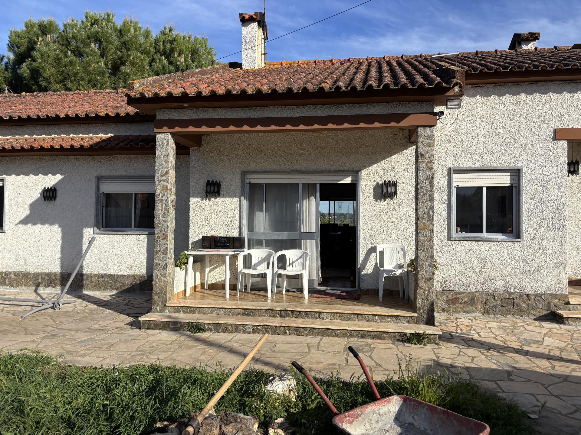 Venda de Quinta com Casa T4, Adega, Lagar e Terreno com Árvores de Fruto em Casével - Santarém
