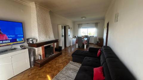 Venda de Quinta com Casa T4, Adega, Lagar e Terreno com Árvores de Fruto em Casével - Santarém
