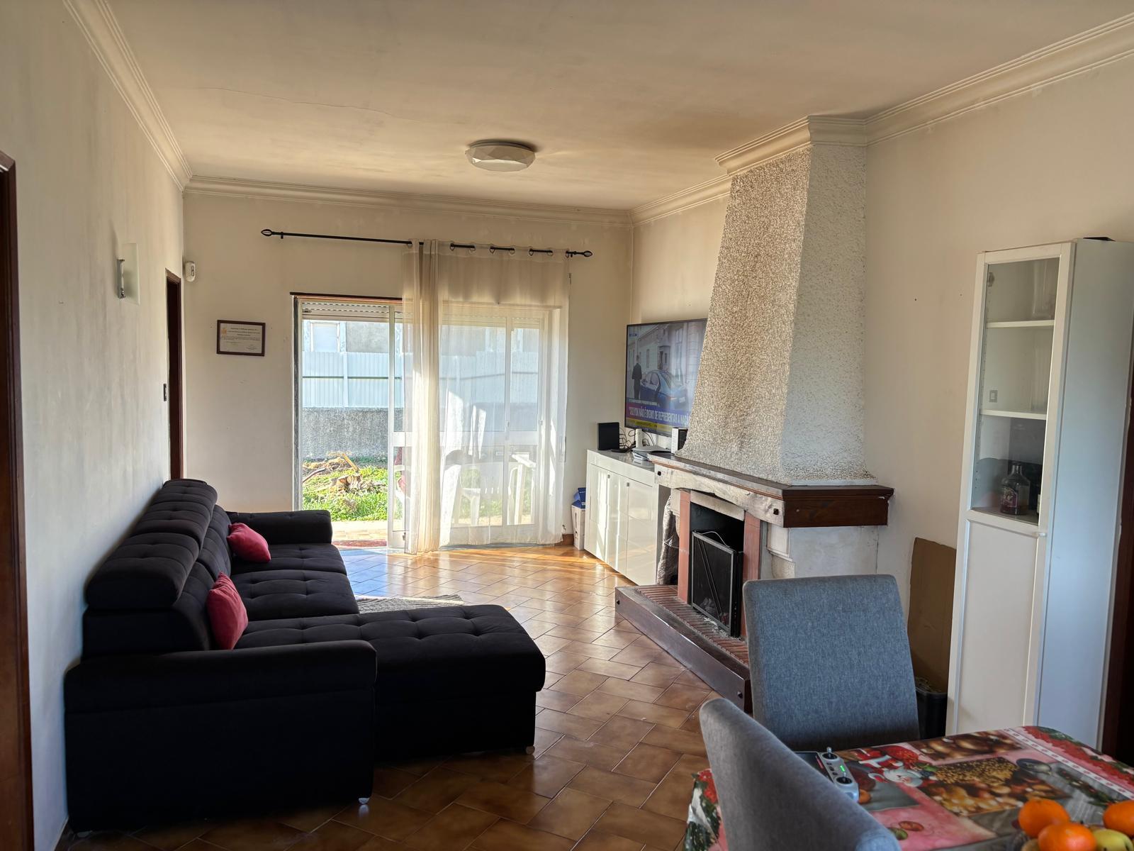 Venda de Quinta com Casa T4, Adega, Lagar e Terreno com Árvores de Fruto em Casével - Santarém
