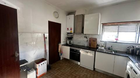 Venda de Quinta com Casa T4, Adega, Lagar e Terreno com Árvores de Fruto em Casével - Santarém
