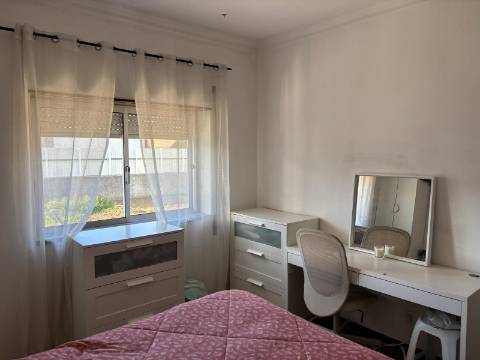 Venda de Quinta com Casa T4, Adega, Lagar e Terreno com Árvores de Fruto em Casével - Santarém
