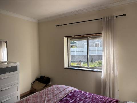 Venda de Quinta com Casa T4, Adega, Lagar e Terreno com Árvores de Fruto em Casével - Santarém
