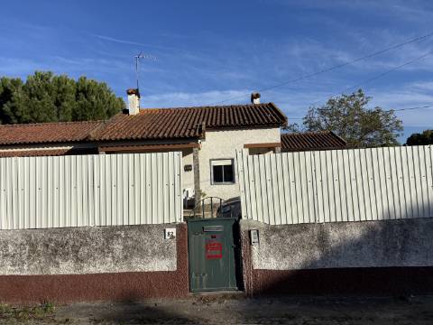 Venda de Quinta com Casa T4, Adega, Lagar e Terreno com Árvores de Fruto em Casével - Santarém

