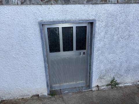 Venda de Quinta com Casa T4, Adega, Lagar e Terreno com Árvores de Fruto em Casével - Santarém
