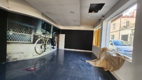 Loja Comercial e de Serviços - Centro da Cidade - Arrendamento