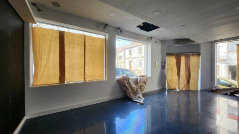 Loja Comercial e de Serviços - Centro da Cidade - Arrendamento