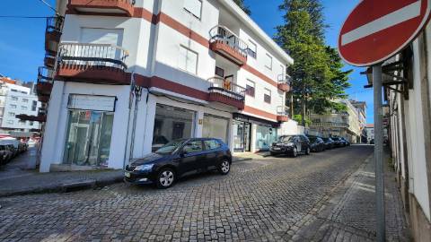 Loja Comercial e de Serviços - Centro da Cidade - Arrendamento