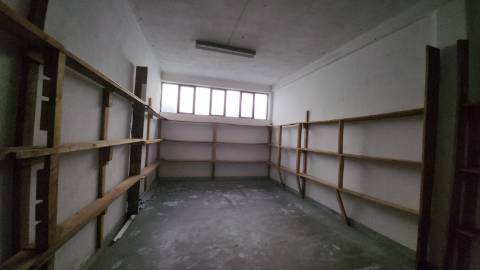 Loja Comercial e de Serviços - Centro da Cidade - Arrendamento