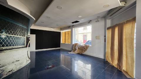 Loja Comercial e de Serviços - Centro da Cidade - Arrendamento