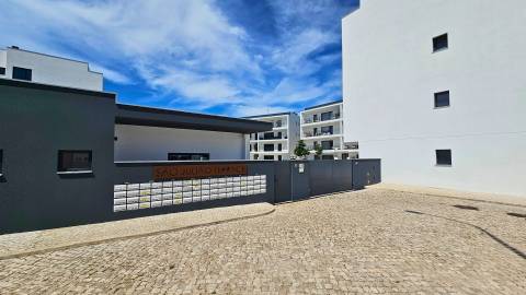 Apartamento T2 em condomínio privado com piscina e lugar de garagem