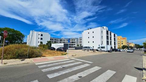 Apartamento T2 em condomínio privado com piscina e lugar de garagem