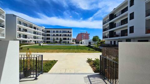 Apartamento T2 em condomínio privado com piscina e lugar de garagem