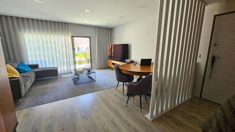 Apartamento T2 em condomínio privado com piscina e lugar de garagem