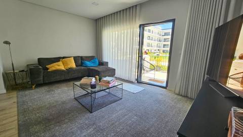 Apartamento T2 em condomínio privado com piscina e lugar de garagem