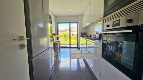 Apartamento T2 em condomínio privado com piscina e lugar de garagem