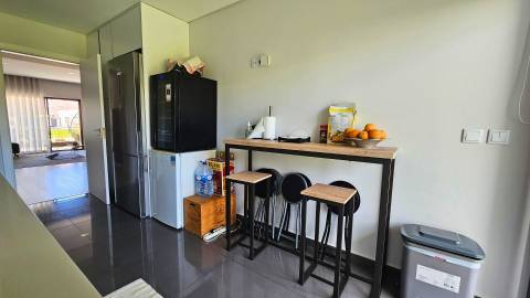 Apartamento T2 em condomínio privado com piscina e lugar de garagem