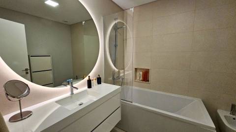 Apartamento T2 em condomínio privado com piscina e lugar de garagem