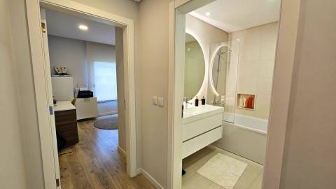 Apartamento T2 em condomínio privado com piscina e lugar de garagem