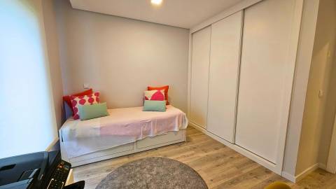 Apartamento T2 em condomínio privado com piscina e lugar de garagem