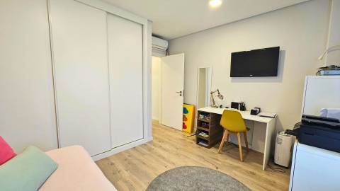 Apartamento T2 em condomínio privado com piscina e lugar de garagem