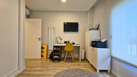 Apartamento T2 em condomínio privado com piscina e lugar de garagem