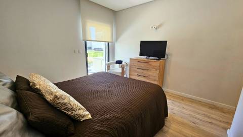 Apartamento T2 em condomínio privado com piscina e lugar de garagem