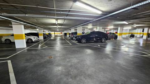 Apartamento T2 em condomínio privado com piscina e lugar de garagem