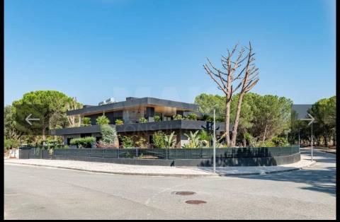 Moradia excelente T4 em Santo Estevão com excelentes áreas, ginásio, piscina de areia e jardim de inverno