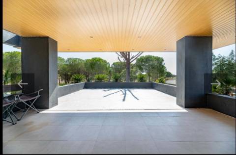 Moradia excelente T4 em Santo Estevão com excelentes áreas, ginásio, piscina de areia e jardim de inverno