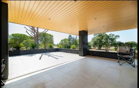 Moradia excelente T4 em Santo Estevão com excelentes áreas, ginásio, piscina de areia e jardim de inverno