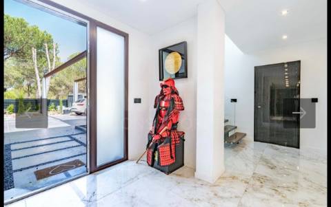 Moradia excelente T4 em Santo Estevão com excelentes áreas, ginásio, piscina de areia e jardim de inverno