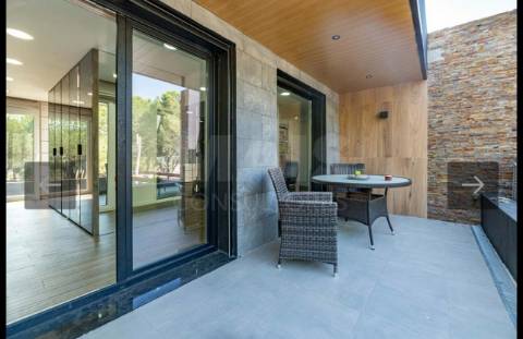 Moradia excelente T4 em Santo Estevão com excelentes áreas, ginásio, piscina de areia e jardim de inverno