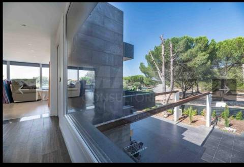 Moradia excelente T4 em Santo Estevão com excelentes áreas, ginásio, piscina de areia e jardim de inverno