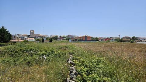 Terreno localizado em zona calma, rural, Montelavar, com PIP aprovado para uma área de implantação de 140m2 em 2 pisos ou 280m2 em casa térrea.