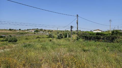 Terreno localizado em zona calma, rural, Montelavar, com PIP aprovado para uma área de implantação de 140m2 em 2 pisos ou 280m2 em casa térrea.