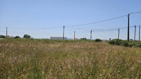 Terreno localizado em zona calma, rural, Montelavar, com PIP aprovado para uma área de implantação de 140m2 em 2 pisos ou 280m2 em casa térrea.