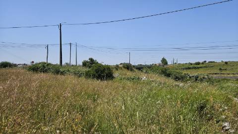 Terreno localizado em zona calma, rural, Montelavar, com PIP aprovado para uma área de implantação de 140m2 em 2 pisos ou 280m2 em casa térrea.