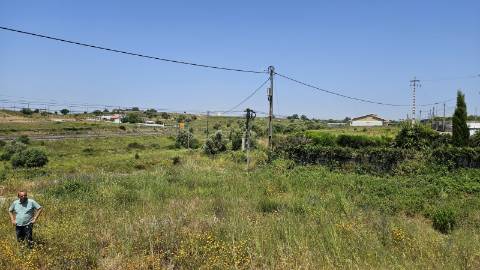 Terreno localizado em zona calma, rural, Montelavar, com PIP aprovado para uma área de implantação de 140m2 em 2 pisos ou 280m2 em casa térrea.